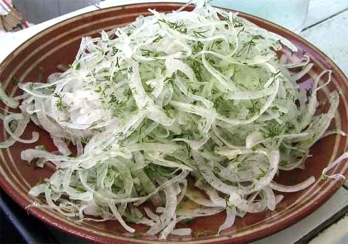 Лучший рецепт маринованного лука к шашлыку и для салатов