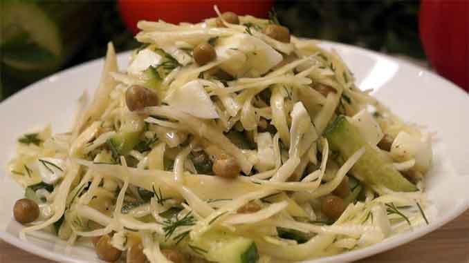 Как быстро приготовить салат с капустой и зеленым горошком